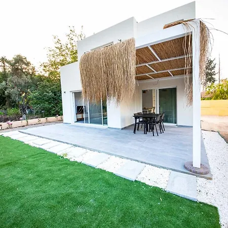 Colorful Villa Close To The Shore With A Pleasant Backyard And Terrace In Bodrum ביטז