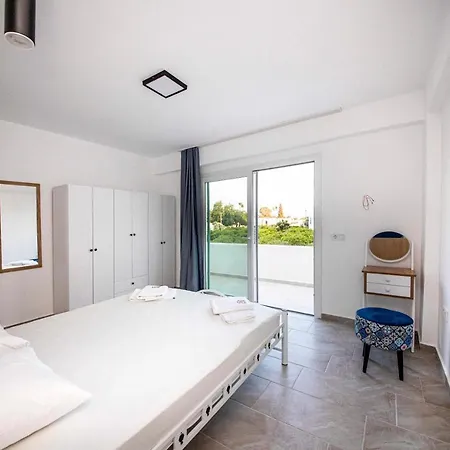 וילה Colorful Villa Close To The Shore With A Pleasant Backyard And Terrace In Bodrum ביטז