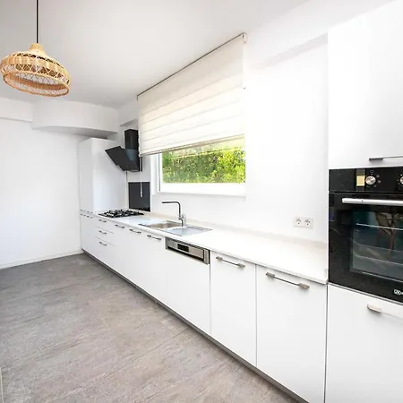 וילה Colorful Villa Close To The Shore With A Pleasant Backyard And Terrace In Bodrum ביטז