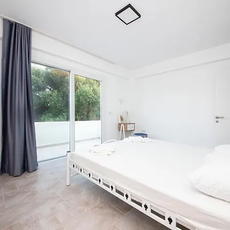 Colorful Villa Close To The Shore With A Pleasant Backyard And Terrace In Bodrum וילה ביטז