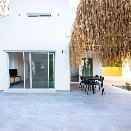 Colorful Villa Close To The Shore With A Pleasant Backyard And Terrace In Bodrum * ביטז